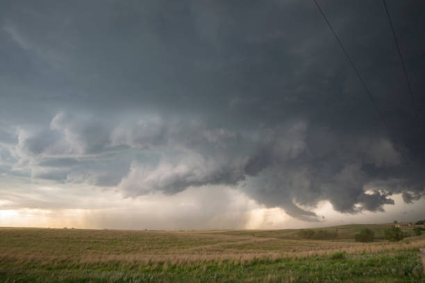 las nubes giratorias de una tormenta supercell sobre las llanuras del noroeste de oklahoma - environmental damage tornado oklahoma storm fotografías e imágenes de stock