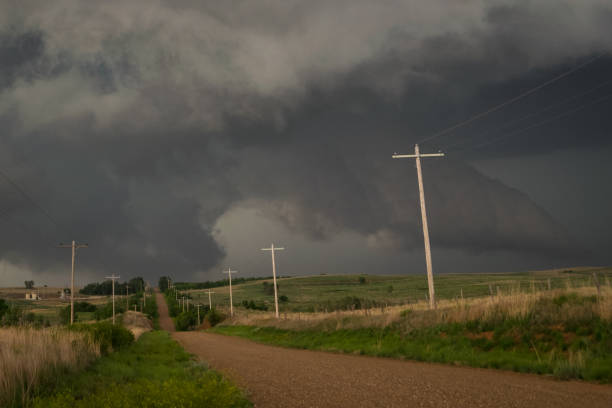 nubes de tormenta sobre la carretera en el campo del noroeste de oklahoma. - environmental damage tornado oklahoma storm fotografías e imágenes de stock