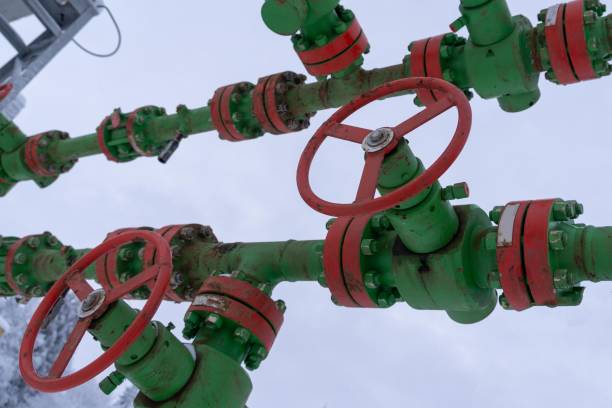 Horizontal view of a wellhead with valve armature. Oil and gas industry concept. Oil valve with rocking in the background. Offshore oil and gas site service operator open valve for control gases vista horizontal de una cabeza de pozo con armadura de válvula. concepto de la industria del petróleo y el gas. válvula de aceite con balanceo en el fondo. la válvula abierta del operador de servicio de petróleo y gas en alta mar para gases de contro