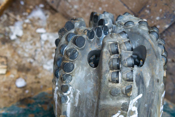 equipamentos de perfuração de petróleo para workover. usado óleo de perfuração cabeça bit. bocados de broca do óleo de tricone - exploration industry oil industry drill bit - fotografias e filmes do acervo