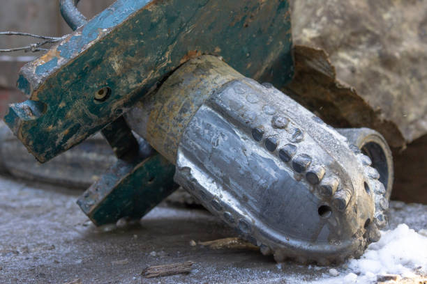 equipamentos de perfuração de petróleo para workover. usado óleo de perfuração cabeça bit. bocados de broca do óleo de tricone - exploration industry oil industry drill bit - fotografias e filmes do acervo