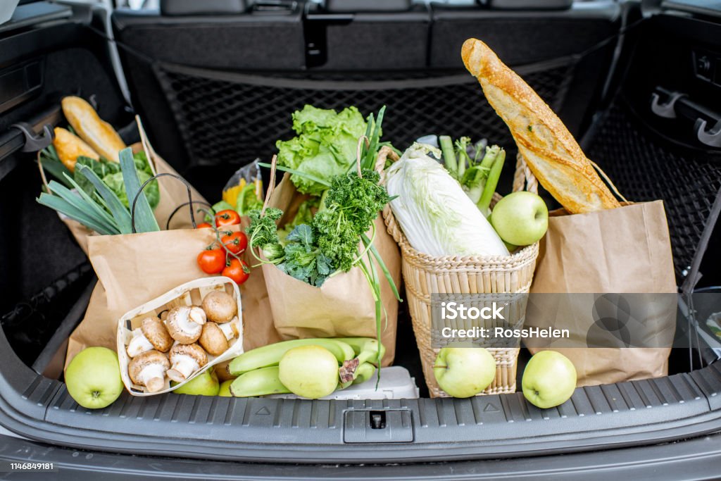 Kofferraum Mit Einkaufstaschen Und Produkten Stockfoto und mehr Bilder von  Supermarkt-Einkäufe - Supermarkt-Einkäufe, Auto-Kofferraum, Auto - iStock