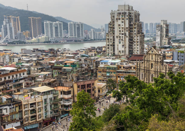 die erstaunliche portugiesische architektur von macau - landwärts blicken stock-fotos und bilder