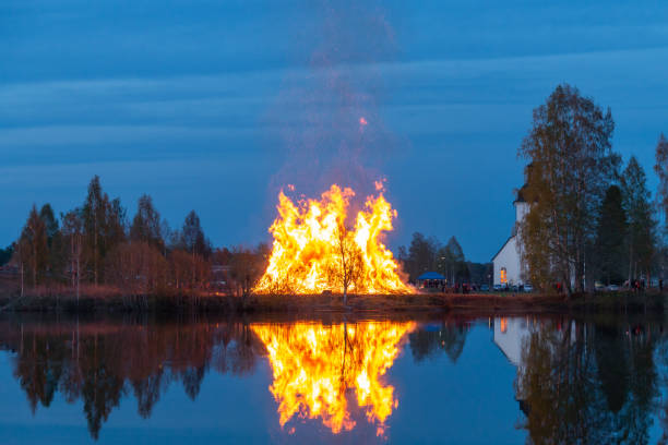 왈 푸 르 기스를 기념 하는 스웨덴의 휴일 모닥불 - walpurgis 뉴스 사진 이미지