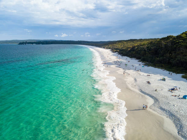 панорама воздушный дрон изображение пляжа белого песка hyams в новом южном уэльсе, австралия - new south wales стоковые фото и изображения