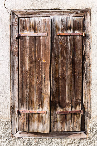 vecchia finestra di legno arrugginito nelle pirine - wood shutter rusty rust foto e immagini stock