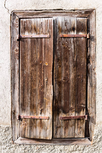 stare zardzewiałe drewniane okno w pirenejach - wood shutter rusty rust zdjęcia i obrazy z banku zdjęć