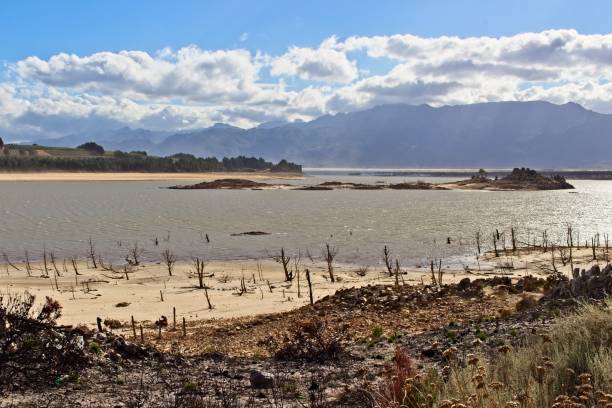 theewaterskloof dam, cap-occidental, afrique du sud. image de concept de sécheresse. - steenbras dam photos et images de collection