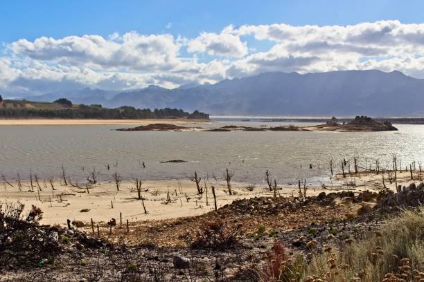 theewaterskloof dam, capo occidentale, sudafrica. immagine del concetto di siccità. - steenbras dam foto e immagini stock