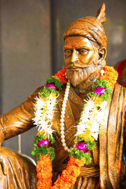 bronze statue of shivaji maharaj, the maratha emperor, kapoorhol, pune - maratha imagens e fotografias de stock