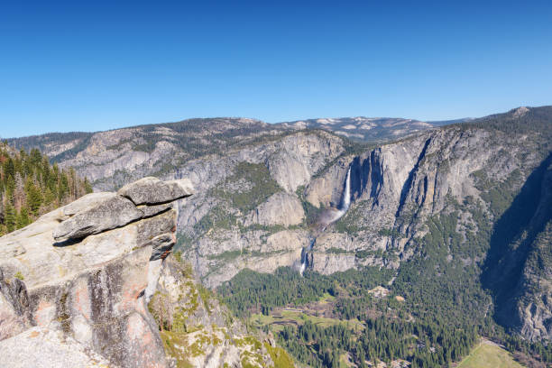 vue de overhanging rock et chutes de yosemite de glacier point view, parc national de yosemite, californie - vibrant color summer rock cliff photos et images de collection