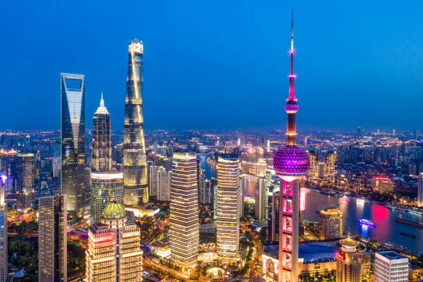 vista aérea del horizonte de la ciudad de shanghái al atardecer - shanghai the bund china night fotografías e imágenes de stock