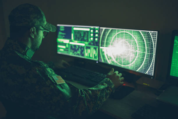 soldado americano en el centro de control de la sede - counter terrorism fotografías e imágenes de stock