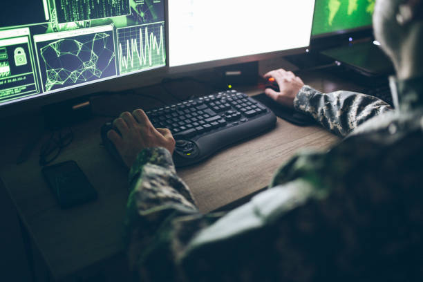 soldado americano en el centro de control de la sede - ejército fotografías e imágenes de stock