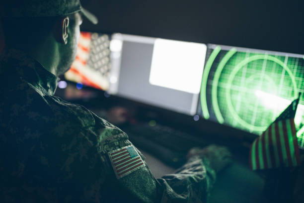 soldado americano en el centro de control de la sede - counter terrorism fotografías e imágenes de stock