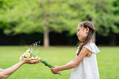 花束を手渡す女の子