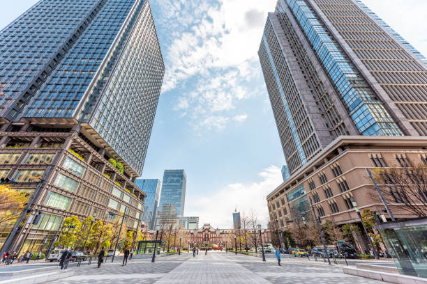 고층 빌딩이 있는 번화가의 메인 스테이션 빌딩 뷰 - tokyo station railroad station chiyoda ward building exterior 뉴스 사진 이미지