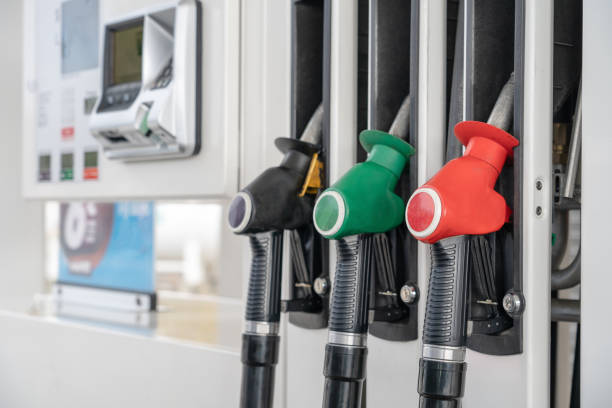 레드 녹색 검은 색 연료 가솔린 디스펜서 배경입니다. 가솔린과 디젤 연료에 근접 연료 노즐. - gasoline fuel pump fossil fuel price 뉴스 사진 이미지