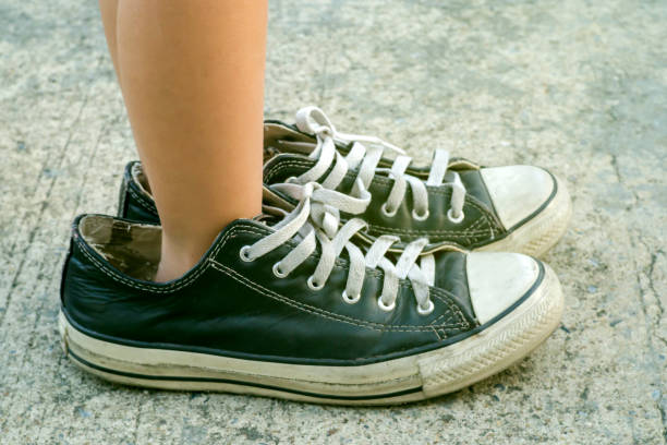 niño que llevaba zapatos de adulto - mini van fotografías e imágenes de stock