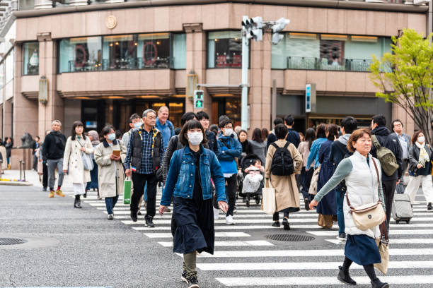 distrito de ginza con muchas personas japonesas caminando cruzando la calle - 13427 fotografías e imágenes de stock