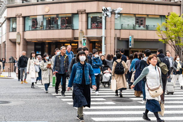 ginza district with many people japanese walking crossing street - 13427 imagens e fotografias de stock