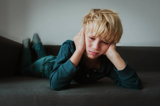 niño triste, el estrés y la depresión, el dolor, la tristeza - sadness teenager little boys depression fotografías e imágenes de stock