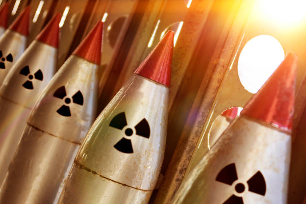 las ojivas nucleares de un misil balístico apuntan hacia arriba para un ataque nuclear. - bomba atomica fotografías e imágenes de stock
