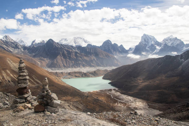 vistas escenicos de la cordillera del himalaya en renjo la pass everest base camp trekking nepal - renjo la fotografías e imágenes de stock