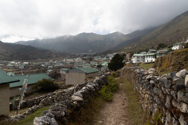 khumjung village situé au nord de namche bazar sur le chemin de l’everest camp de base trekking au népal népal - namche bazaar photos et images de collection