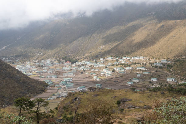 khumjung village situé au nord de namche bazar sur le chemin de l’everest camp de base trekking au népal népal - namche bazaar photos et images de collection