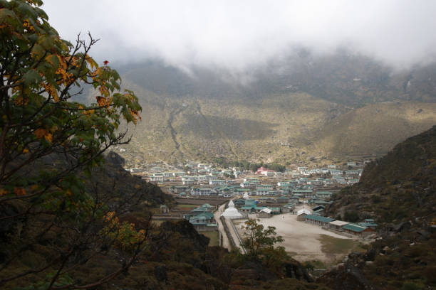 khumjung village situé au nord de namche bazar sur le chemin de l’everest camp de base trekking au népal népal - namche bazaar photos et images de collection