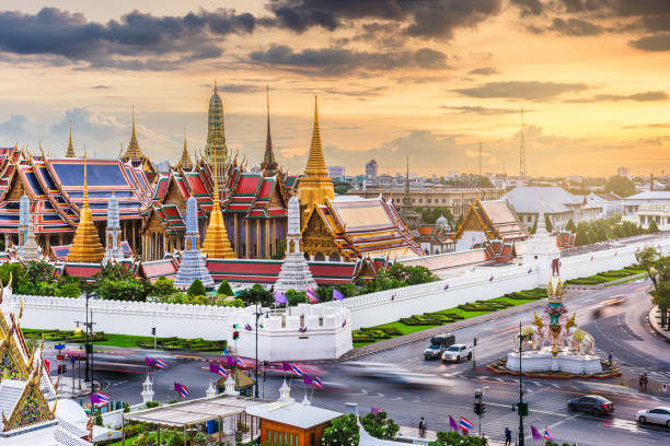エメラルド仏と王宮の神殿でタイのバンコク - asia thailand vacations wat phra kaeo ストックフォトと画像