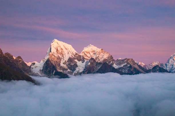 ネパールのエベレストベースキャンプトレッキング中に gokyo 湖の近くに gokyo ri 山の頂上で cholatse 6440 m と taboche 6542 m の美しい景色 - cholatse 6440 ストックフォトと画像