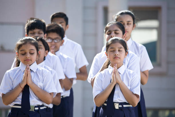 schüler beten auf schulcampus - elementary student school children child schoolboy stock-fotos und bilder