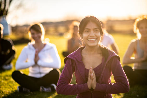 joga w parku - yoga young adult cheerful happiness zdjęcia i obrazy z banku zdjęć