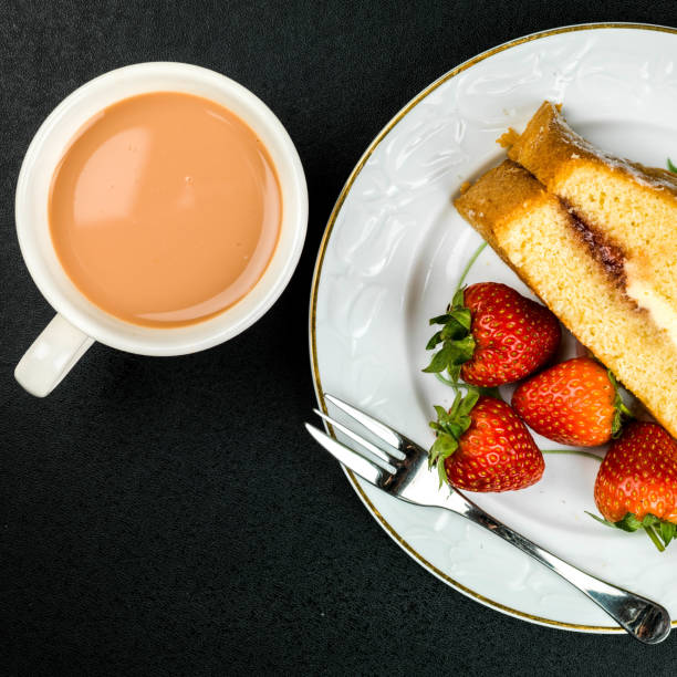 pan di spagna victoria con fragole e tè - english breakfast tea foto e immagini stock