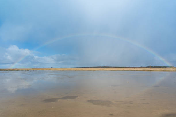 regenbogen in der nordsee des wattenmeeres - hartlepool stock-fotos und bilder