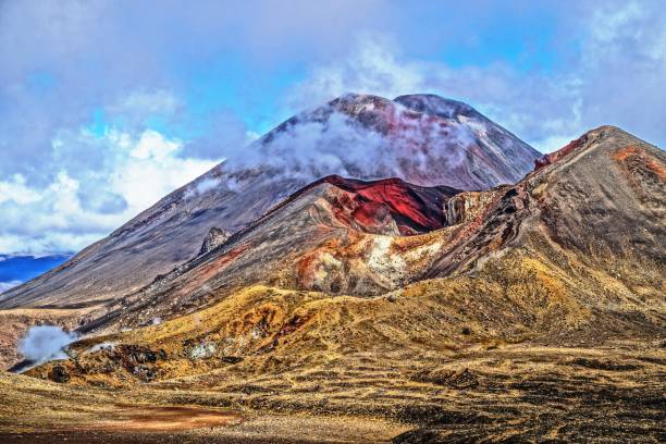 cratère rouge et mont ngauruhoe dans le parc national de tongariro - tongariro crossing photos et images de collection