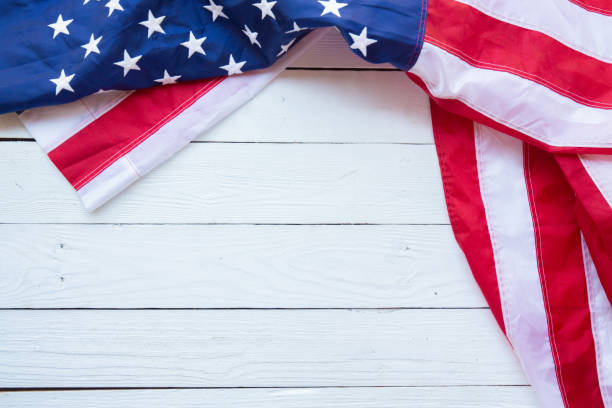 antike amerika-flagge schwenkende musterhintergründe in rot-blau-weißem farbkonzept für den 4. juli der usa, symbol der patriotenfreiheit und demokratie. herrlicher stolz auf den gedenktag der freiheit - table old antique curve stock-fotos und bilder