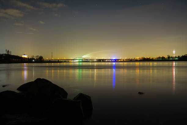 reflets légers de la ville de düsseldorf dans la rivière rhin - neuss photos et images de collection