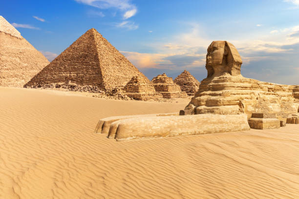 la sfinge di giza vicino alle piramidi nel deserto, egitto - giza plateau immagine foto e immagini stock