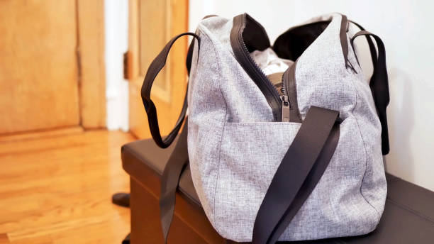 sac de sport ouvert pour le sport et la remise en forme - gym bag photos et images de collection