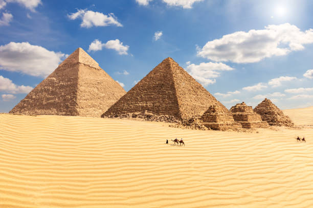 a pirâmide de chephren, a pirâmide de menkaure e seus companheiros nas areias do deserto de giza, egipto - pyramid of chephren - fotografias e filmes do acervo
