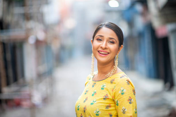 Beautiful Indian woman An Indian woman stands in the middle of the street outside. She is beautifully dressed. maharashtra photos stock pictures, royalty-free photos & images
