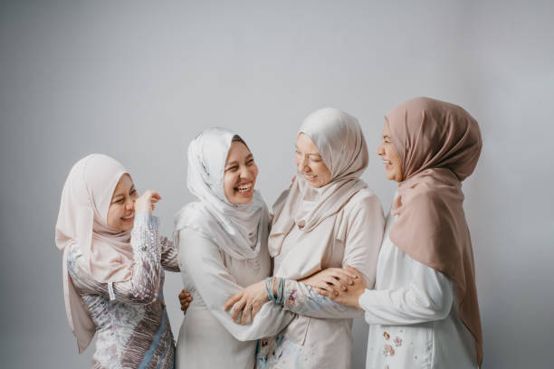 potret adik-adik remaja putri untuk hari raya aidilfitri (idul fitri) - cantik hijab potret stok, foto, & gambar bebas royalti