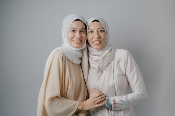 портрет матери и дочери для ид мубарак - malaysian person family asian ethnicity mother стоковые фото и изображения