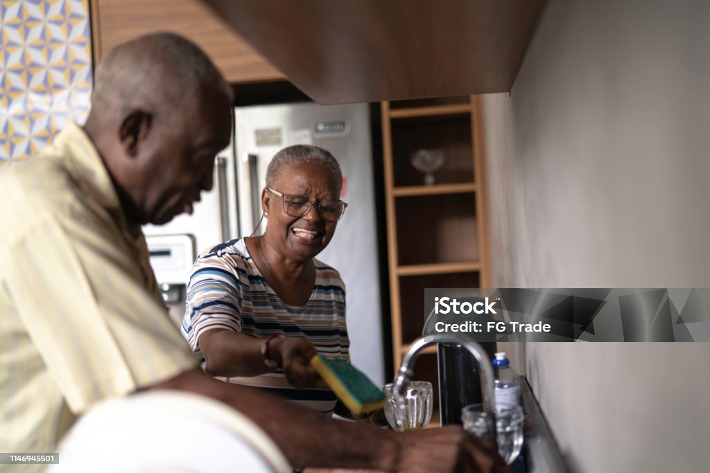 Idős pár csinál az edényeket - Jogdíjmentes Családi élet témájú stock fotó Idős pár csinál az edényeket - Jogdíjmentes Családi élet témájú stock fotó