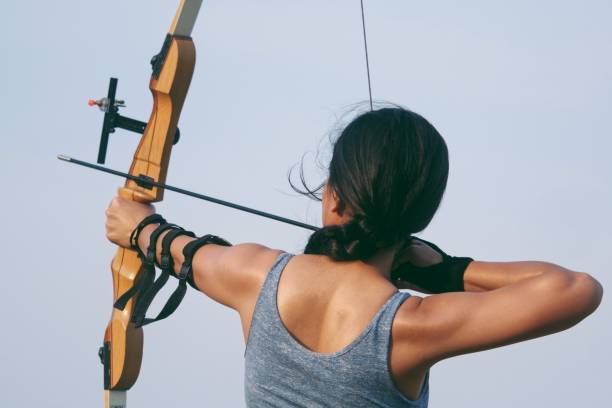asiatische bogenschützin - archery bow arrow women stock-fotos und bilder
