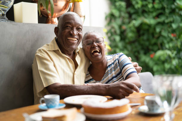 retrato de una pareja de ancianos africanos feliz desayunando - tea drink cup afternoon tea fotografías e imágenes de stock