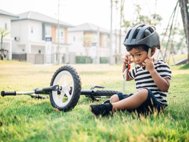 little boy riding a bike - two wheel imagens e fotografias de stock